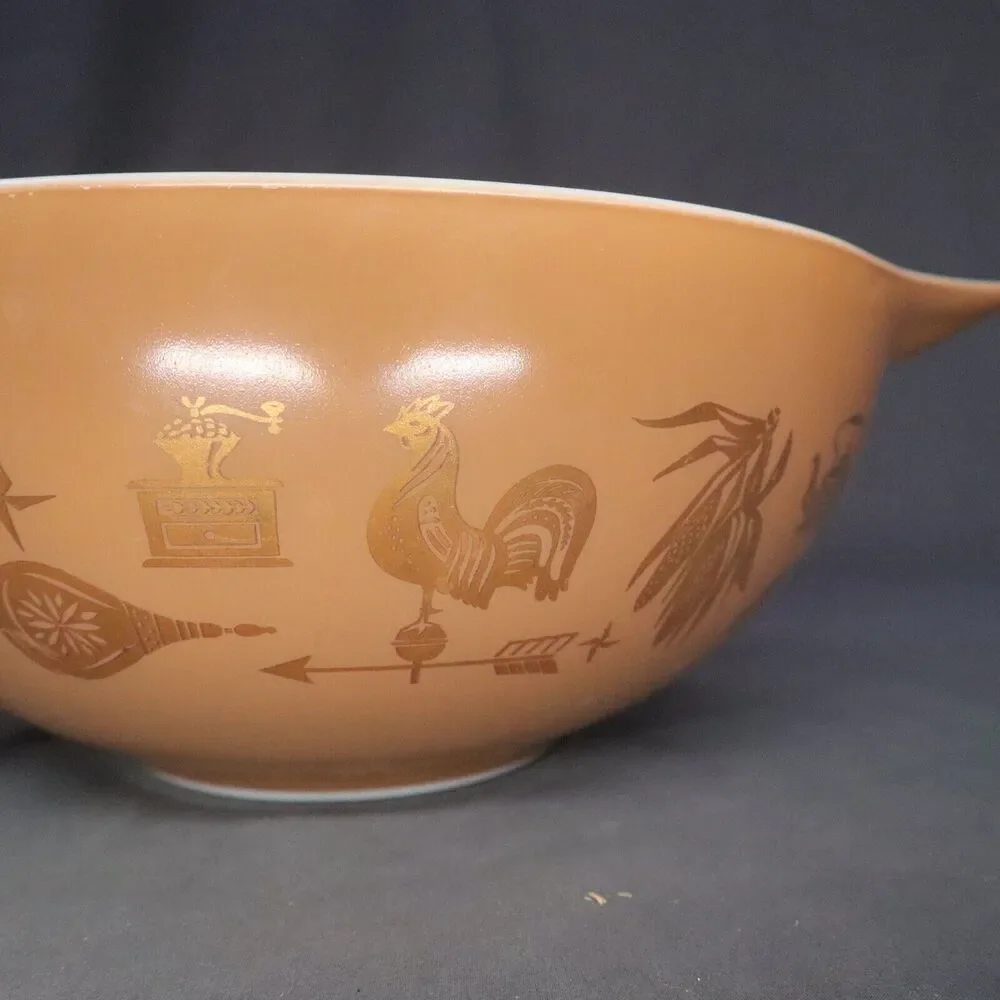 Pyrex Large Bowl 4 qt brown Early American Design in Gold